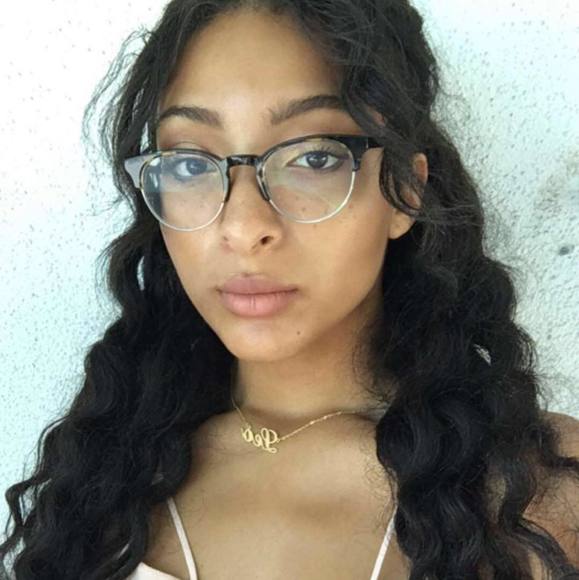 Poshmark profile picture for @flower